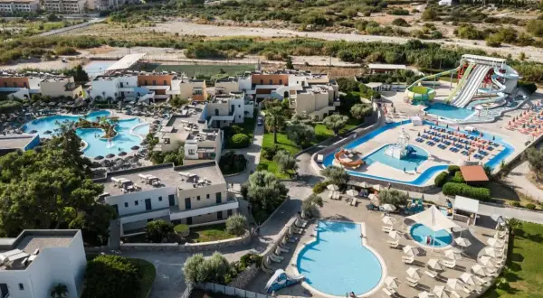 TUI Kids Club Atlantica Mikri Poli Rhodos: Wasserrutschen, Pools und Liegen laden zum Badespaß ein.