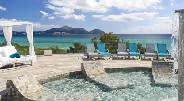 Entspannter Urlaub im TUI Kids Club Playa Garden: Liegen, Pool mit Wasserspiel und Meerblick.