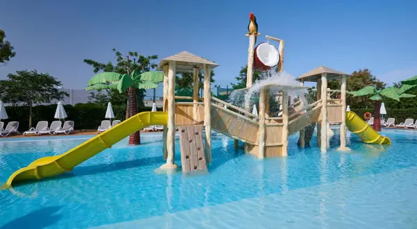 Wasserspaß im TUI Kids Club Protur Safari: Rutschen, Planschen und ein tropischer Wasserfall sorgen für Abenteuer.