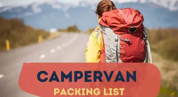 Frau mit Rucksack auf einsamer Straße in Norwegen. Campervan Packliste für das Abenteuer.