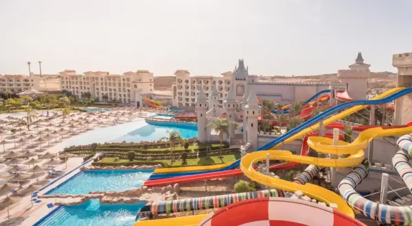 Ein Wasserpark mit bunten Rutschen und einem Schloss-Thema, der pure **serenity alma heights** verspricht.