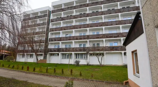 Das Carea Harz Hotel Allrode, ein großes Gebäude mit vielen Balkonen, liegt inmitten einer grünen Anlage.