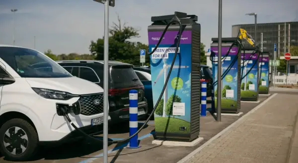E-Auto laden am Frankfurt Flughafen. Mehrere Ladestationen mit grüner Energie für Frankfurt.