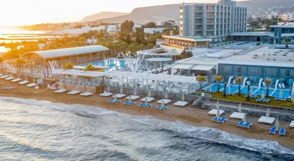 Das Arina Beach Resort erstreckt sich entlang eines Sandstrandes mit Pools, Liegen und einem Restaurant.