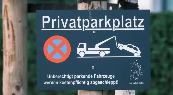 Schild "Privatparkplatz": Unberechtigt parkende Fahrzeuge werden kostenpflichtig abgeschleppt. Wer zahlt abschleppen privatparkplatz? Sie!