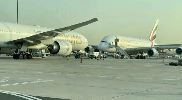 Zwei Emirates-Jets am Flughafen. Ein A380 im Vergleich zu einem kleineren Flugzeug.