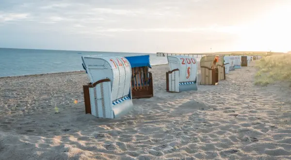 Strandkörbe am Ostseestrand. Die Entfernung zum Auto ist egal, wenn man hier entspannt.