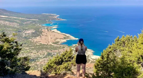 Frauenblick auf die Küste Zyperns. Ein perfekter Zypern Urlaub mit Blick aufs türkisfarbene Meer und die Insel.
