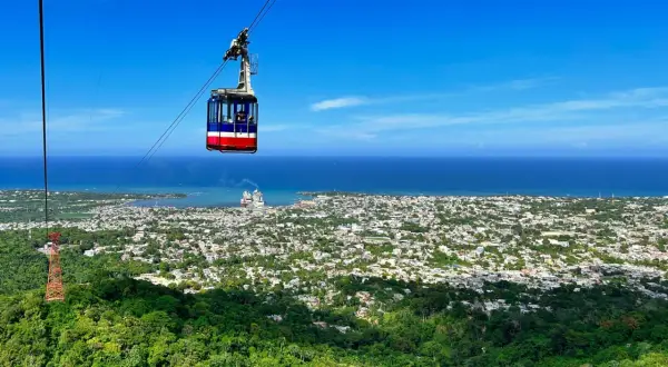 Seilbahnfahrt über Puerto Plata, Dominikanische Republik. Ein perfekter Ausblick für Ihren Dominikanische Republik Urlaub.