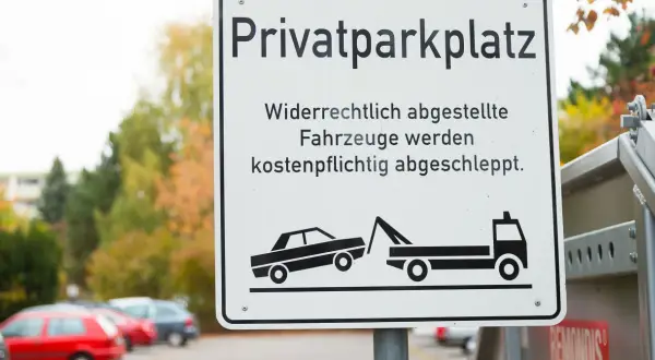 Privatparkplatz: Falschparker werden kostenpflichtig abgeschleppt. Ein Abschleppdienst holt das Fahrzeug ab.