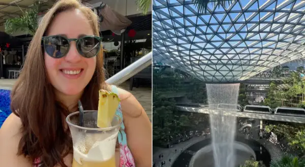 Frau mit Drink am singapur flughafen pool, daneben der beeindruckende Wasserfall im Jewel.