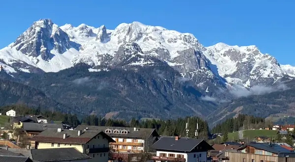 Majestätische, schneebedeckte Berge über dem charmanten Dorf Aja Werfenweng.