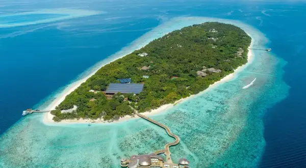 Trauminsel auf den Malediven. Ein luxuriöser Urlaub, der die Kosten wert ist. Überwasser-Bungalows und türkisfarbenes Meer.