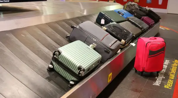 Koffer verloren? Auf dem Gepäckband am Flughafen warten viele Koffer auf ihre Besitzer. Hoffentlich ist keiner davon verloren gegangen.