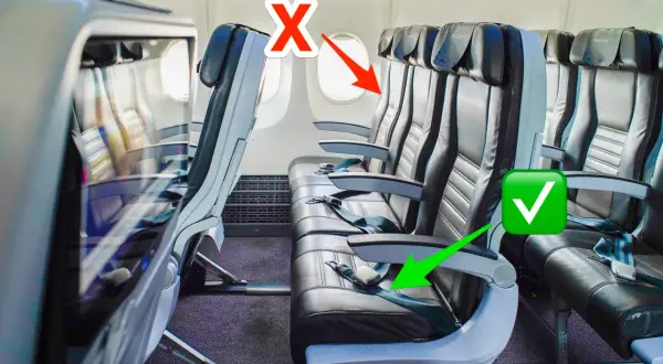 Flugzeugkabine mit Sitzreihen. Ein rotes X markiert einen Sitzplatz, ein grüner Haken einen anderen. Sitzplatz A ist hier nicht zu sehen.