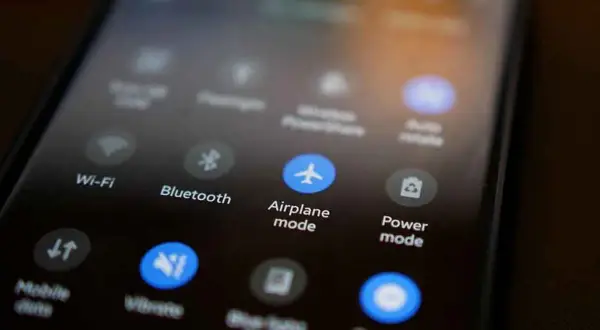 Nahaufnahme eines Smartphones, das den Flugmodus aktiviert. Das Handy ist bereit für den Flug.