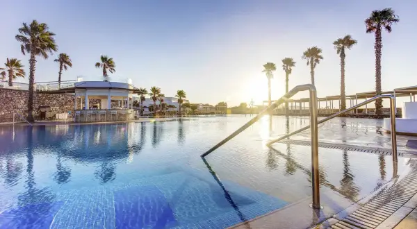 Ein traumhafter Poolbereich mit Palmen und einer Bar im TUI Magic Life Plimmiri.