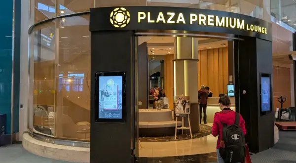 Plaza Premium Lounge Eingang. Mit Priority Pass genießt man hier viele Vorteile, wie z.B. Komfort und Ruhe.