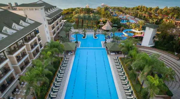 Dobendan Beach Resort: Ein Urlaubsparadies mit großen Pools, Wasserrutschen und Meerblick. Komfort und Entspannung pur.
