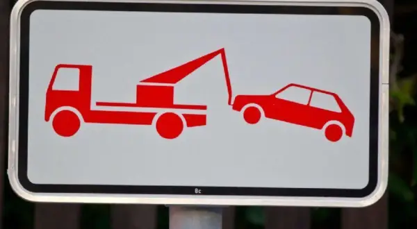Warnung: Abschleppdienst im Einsatz. Vorsicht, hier könnte Ihr Auto zu unrecht abgeschleppt werden.