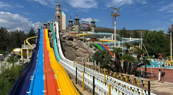 Bunte Wasserrutschen im Aqua Fantasy Aquapark Hotel & Spa versprechen Spaß.