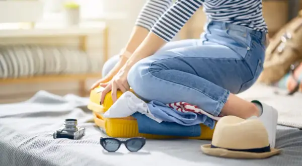 Packliste Reiterferien: Kleidung, Hut, Sonnenbrille und Kamera für den Urlaub.