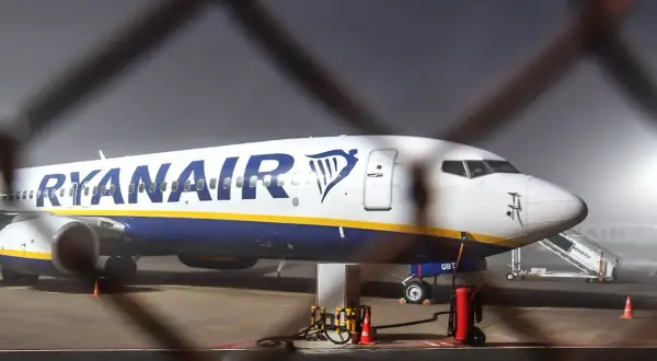 Ryanair-Flugzeug am Flughafen, bereit für den Start, aber das Nachtflugverbot in Europa hält es am Boden.