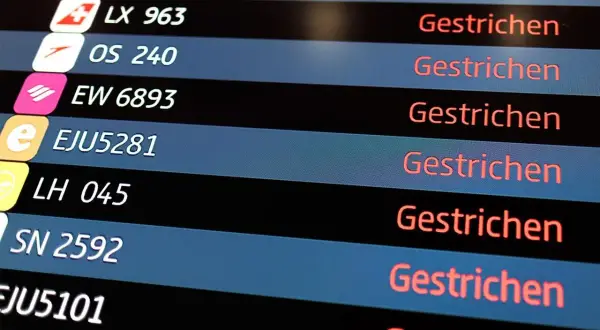 Flugplan zeigt viele gestrichene Flüge. Ein frustrierender Anblick für Reisende, die ihren Flug steuern wollten.