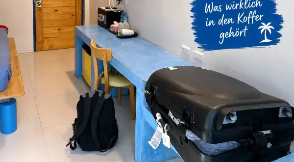Packliste Asien: Ein Rucksack und ein großer Koffer stehen bereit. Was wirklich in den Koffer gehört, wird bald gepackt.