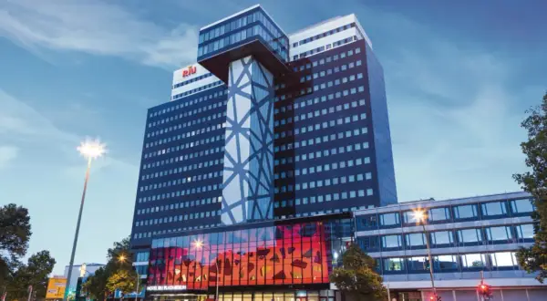 Das Hotel RIU Plaza Berlin ragt mit seiner modernen Architektur in den Abendhimmel.