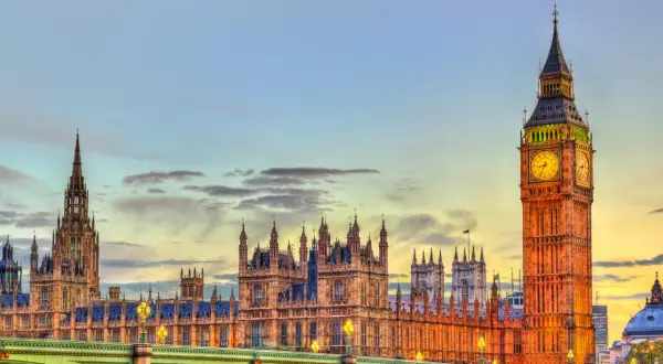 Big Ben und das Parlament in London bei Sonnenuntergang. Perfekt für einen Kurztrip London!