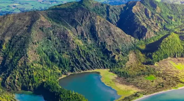 Grüne Berge und ein blauer See auf den Azoren. Ein perfekter Ort für einen unvergesslichen Azoren Urlaub.