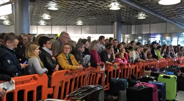 Menschen stehen Schlange bei einer Kofferversteigerung in Hannover. Viele Koffer warten auf neue Besitzer.