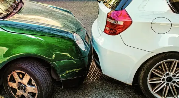 Ein weißes Auto parkt auf meinem Stellplatz. Ich finde einen Zettel am Auto, der besagt, dass jemand auf meinem Stellplatz parkt.