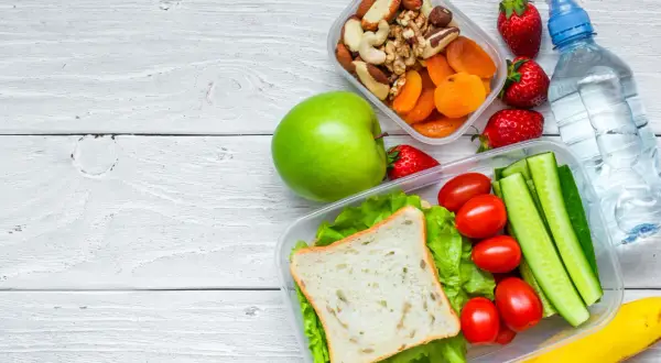 Gesunde Snacks für unterwegs: Sandwich, Obst, Gemüse, Nüsse. So darf man essen mit ins Flugzeug nehmen.