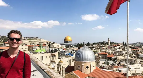 Glücklicher Mann genießt seinen Urlaub in Israel mit Blick auf die Altstadt von Jerusalem und den Felsendom.