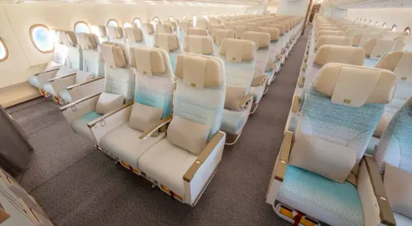 Geräumige Sitze im Airbus A380 innen, bereit für eine luxuriöse Reise.