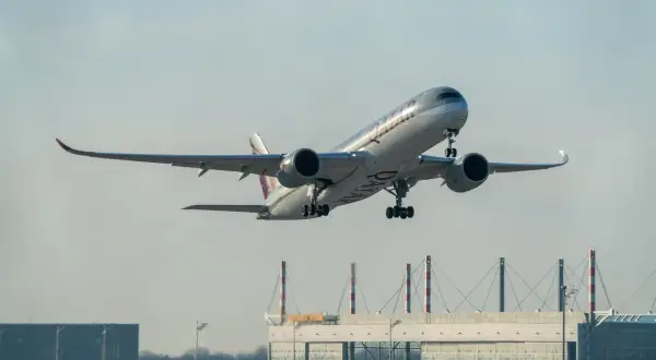 Qatar Airways Flugzeug hebt ab, bereit für den nächsten Flug. Ein Umsteigen am Flughafen Doha ist vielleicht die nächste Station.