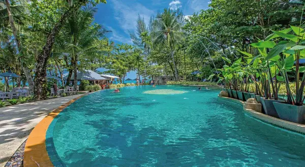Einladender Poolbereich im Moracea by Khao Lak Resort, umgeben von tropischer Vegetation und Palmen.
