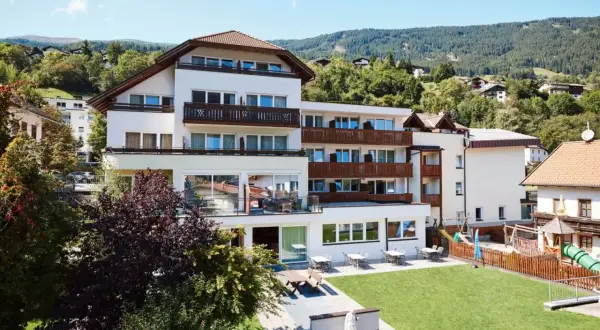Das TUI Kids Club Alpina Tirol bietet Spaß für Kinder auf dem Spielplatz neben dem Hotel.