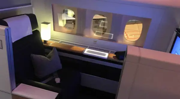 Luxuriöse Kabine in der First Class. Die hohen first class flug kosten spiegeln sich in diesem Komfort wider.