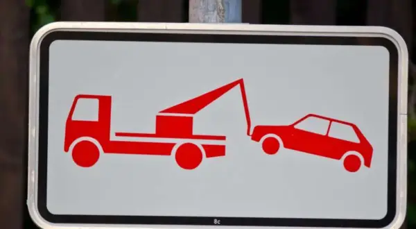 Verkehrsschild: Abschleppwagen holt Auto ab. Ein widerspruchsloses Ende für eine Leerfahrt, die teuer wird.