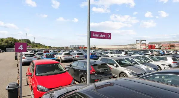 Großer Parkplatz am Flughafen Weeze. Hier finden Sie gute Parken Tipps, um schnell einen Platz zu finden. Ausfahrt ist ausgeschildert.