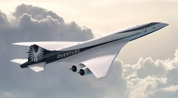 Der Boom Overture, ein Überschallflugzeug, fliegt durch die Wolken.
