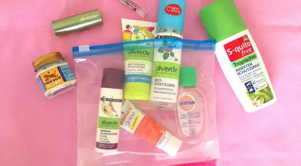 Reiseapotheke für den Flug: Tiger Balm, Duschgel, Insektenschutz und Zahnpflege.