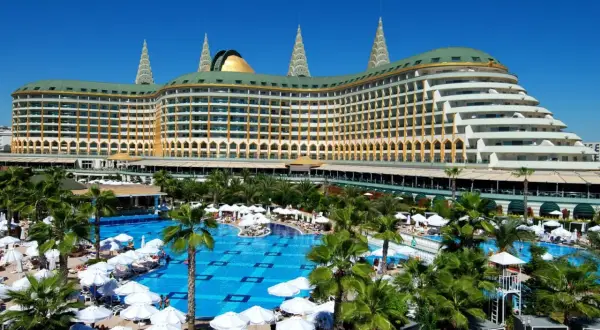 Luxuriöses Hotel mit Poollandschaft und Palmen. Der delphin imperial ist ein Traumziel.