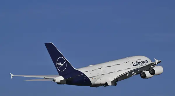 Lufthansa A380 hebt ab, bereit für den Flug von Frankfurt nach Los Angeles.