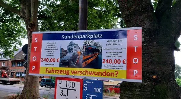Schild warnt vor hohen **Abschleppkosten ohne Abschleppen** bei Falschparken auf Kundenparkplatz. 240€ Strafe!