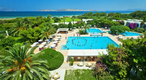 Ein luxuriöses Resort am Caravia Beach mit mehreren Pools, Palmen und Blick auf das Meer.