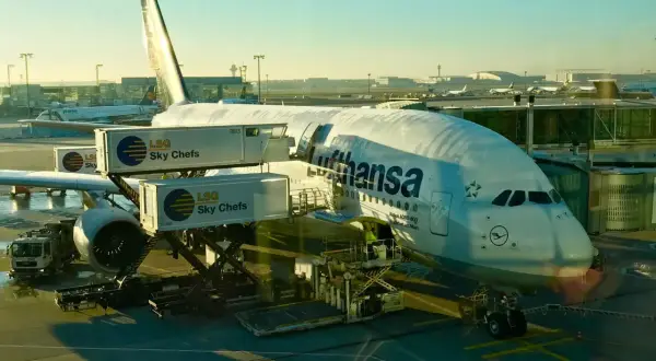 Lufthansa A380 am Gate, bereit für den Flug. Die Sicherheit der Fluggesellschaften wird durch sorgfältige Vorbereitung gewährleistet.